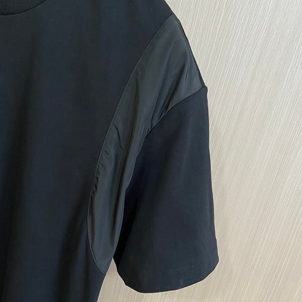 入手困難プラダ トライアングルロゴ コットンTシャツ パロディ ホワイト puz97805